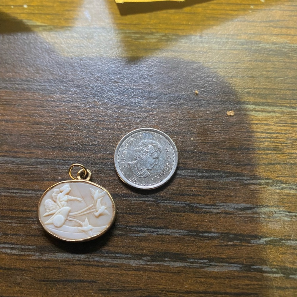 14k yellow gold cameo Venus Pendant - Picture 11 of 12